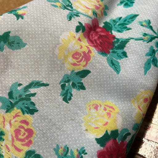 1M Off White\ Grey Polycotton Floral Fabric x 112cm - Roses on Dotty Background