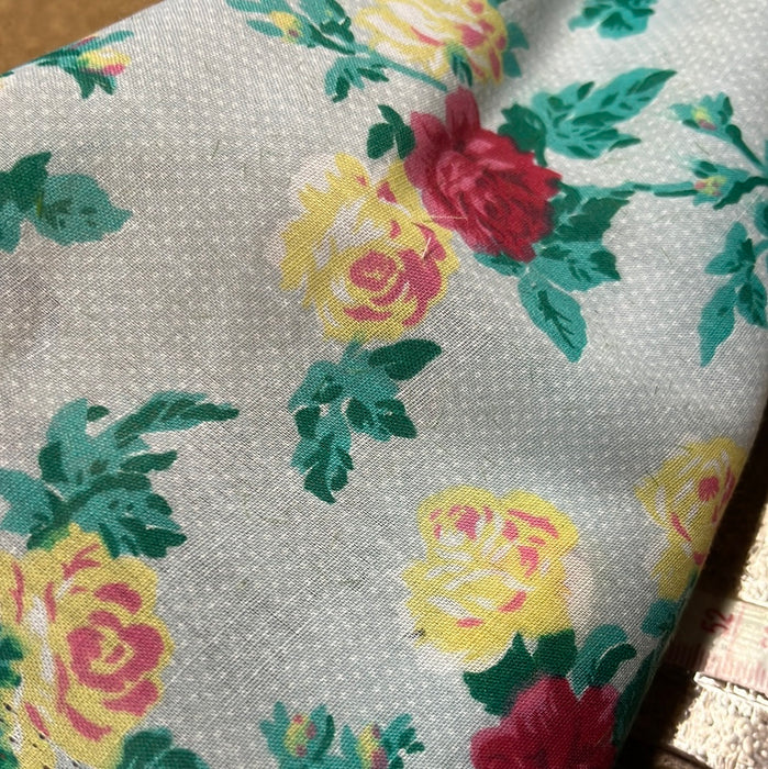 1M Off White\ Grey Polycotton Floral Fabric x 112cm - Roses on Dotty Background