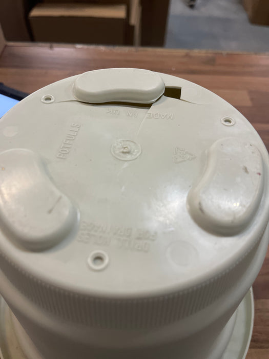 DAMAGED CRACKED BOTTOM 25cm Plastic Planter - Ivory SEE PICTURES
